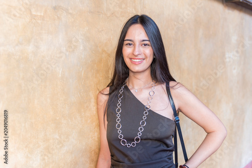 Mujer joven europea española de 22 años morena y modelo de pelo largo, Young 22-year-old European Spanish brunette model with long hair, Junge spanische europäische 22-jährige brünette Frau mit langen