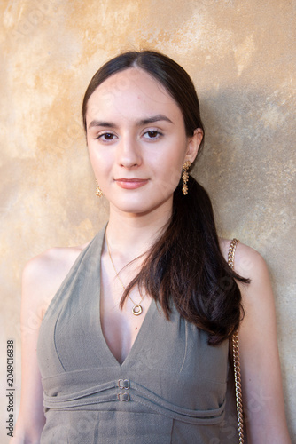 Mujer joven española morena de pelo largo en 2025, Young Spanish brunette woman with long hair in 2025, Junge spanische brünette Frau mit langen Haaren im Jahr 2025, 2025年の長い髪のスペイン人ブルネット女性, Jeune femm