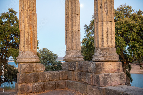 Templo de los Mármoles en el embalse de Valdecañas con restos romanos de Augustobriga, Temple of Los Mármoles in Valdecañas reservoir with Roman remains of Augustobriga, Tempel Los Mármoles am Stausee
