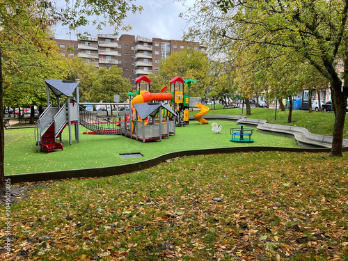 Parque infantil con juegos al aire libre en el Parque Picasso de Salamanca, Children's playground with outdoor games at Picasso Park in Salamanca, Kinderspielplatz mit Outdoor-Spielgeräten im Picasso-