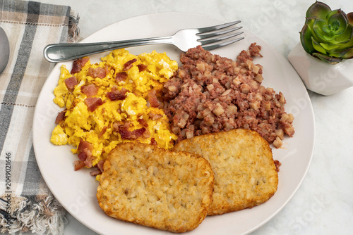 Fotografie scramble  eggs with  corn beef hash and hash browns