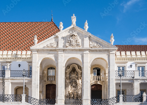 Fotografía Coimbra, Portugal – Close view of the 18th-century neoclassical Via Latina gallery portico and columns at the University of Coimbra, established in 1290 as Portugal's first university