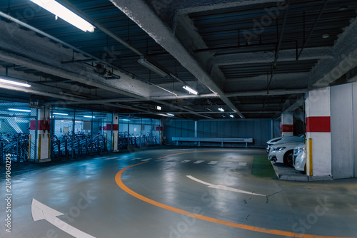 Foto 夜の駐車場に広がる照明と車のある風景