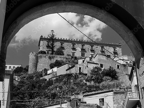 Valokuva Il maestoso palazzo Branciforti di Leonforte incorniciato da un arco