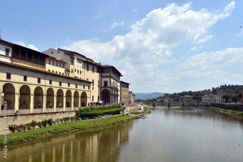 Obraz premium Arno river view in florence italy