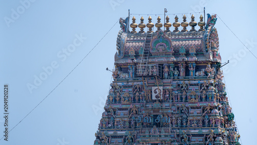 Canvas Print Tall Hindu temple gopuram tower decorated with colorful sculpture rising against