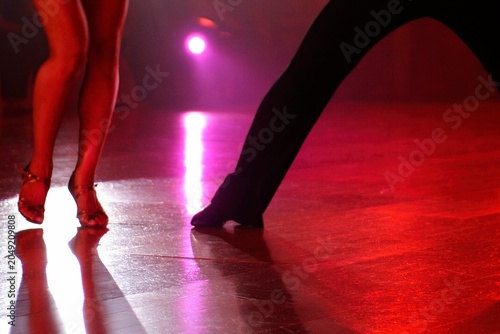 社交ダンスを踊るダンサーの足元とステップの躍動感