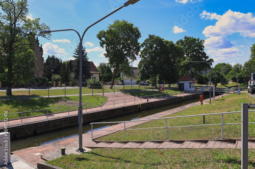 Blick auf den historischen Schleusenkanal mit Gehwegen, Treppen und Laternen im Sommer, Merseburg, Saalekreis, Sachsen-Anhalt, Deutschland