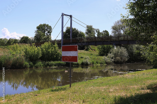 Schifffahrtszeichen Durchfahrtsverbot am Ufer des Mittelkanals vor einer Fußgängerbrücke, Meuschau, Merseburg, Saalekreis, Sachsen-Anhalt, Deutschland