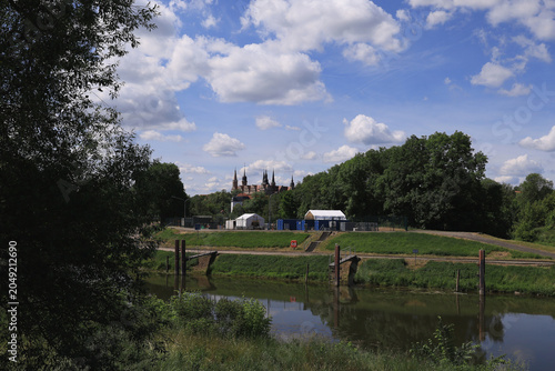 Blick über die Saale und grüne Uferlandschaft auf die markanten Türme von Dom und Schloss, Merseburg, Saalekreis, Sachsen-Anhalt, Deutschland
