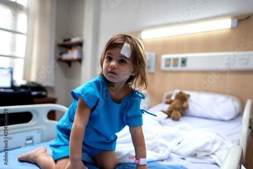 Картината върху платно Child recovering in hospital room.