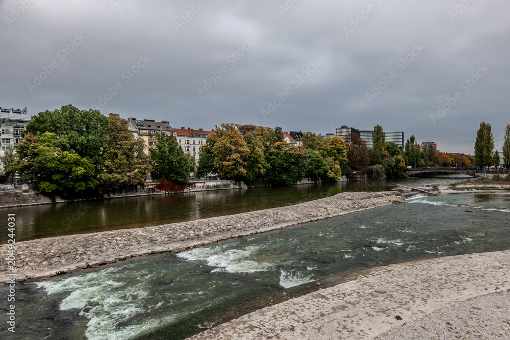 Obraz premium Munich Isar River With Mullersches Volksbad View