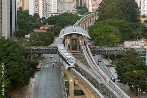 Konstfotografi Monorail train in São Paulo and Jornalista Roberto Marinho Avenue - São Paulo, B