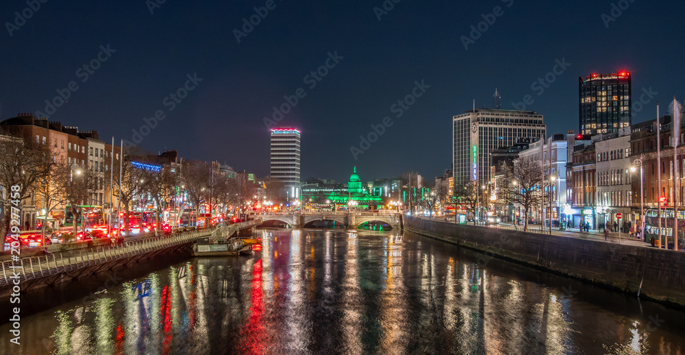 Obraz premium Dublin River Liffey Reflections At Blue Hour