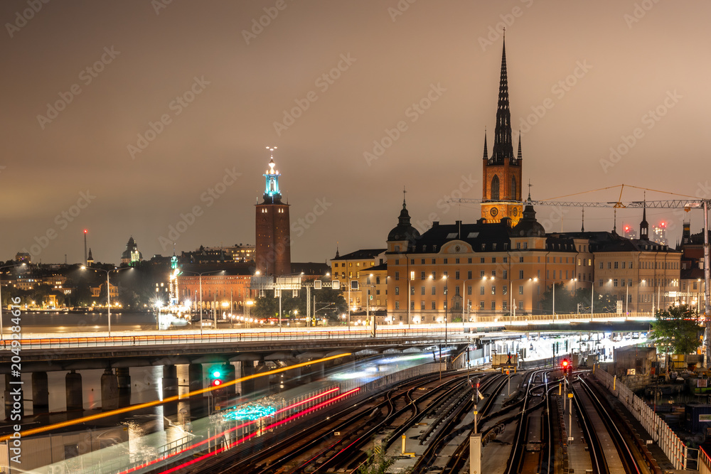 Obraz premium Stockholm Skyline Reflections Across Blue Hour Waterfront