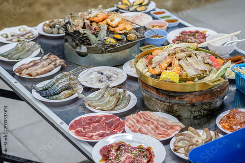 Foto Grilled food, or Thai-style barbecue like Moo Kratha (Thai-style grilled pork), in buffet style is becoming very popular in Thailand