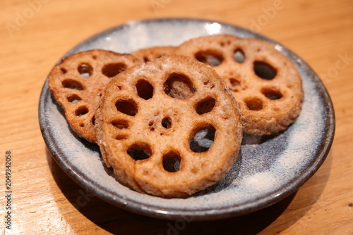 Crispy Lotus Root Tempura, traditional Japanese cuisine - サクサク レンコンの天ぷら 揚げたて 日本料理・和食イメージ

