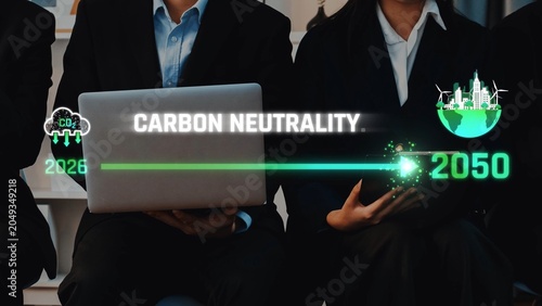 Foto Illustration depicting carbon neutrality objectives from 2026 to 2050, featuring professionals with laptops