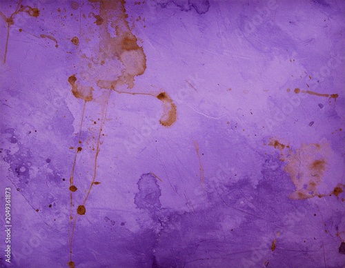 水分によるシミやシワが刻まれたヴィンテージな紫色の古紙テクスチャ背景/Vintage purple paper texture with aged water stains and wrinkles background.