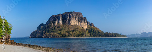 Cuadro en lienzo Tropical island of Koh Poda, seen from a nearby sandbar, in the Andaman Sea, near Krabi in southern Thailand