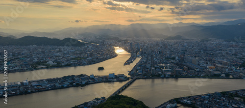 Schilderij op canvas 山々に囲まれた高知市の夕暮れ
