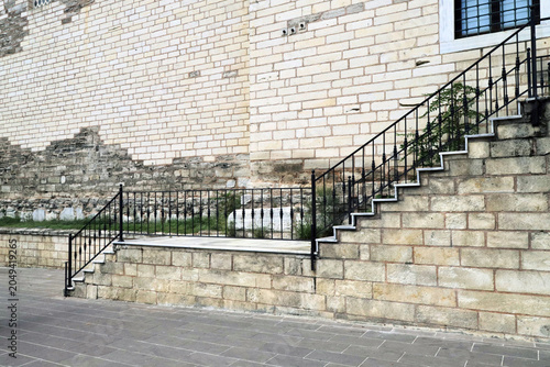 Φωτογραφία An outdoor staircase featuring modern white marble steps, situated in front of a