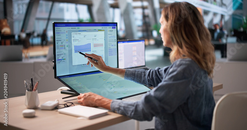 Quadro su tela Marketing Manager Woman Uses Drag And Drop Platform