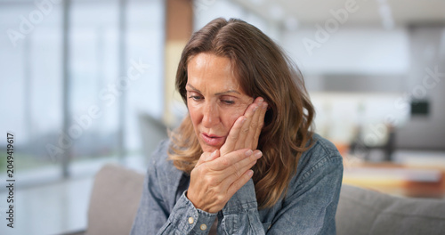 Cuadro en lienzo Woman Holds Her Cheek In Pain, Seeking Relief