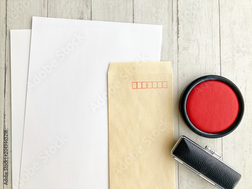Quadro su tela ビジネス・郵送申請用・日本国内での郵送手続きや各種申請書の提出・郵便番号枠付きの茶封筒と書類・朱肉・印鑑のセット