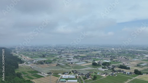 梅雨が近づいてきて大気に水蒸気が多く含まれている状態の富山県にある黒部川扇状地の様子