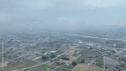 梅雨が近づいてきて大気に水蒸気が多く含まれている状態の富山県にある黒部川扇状地の様子
