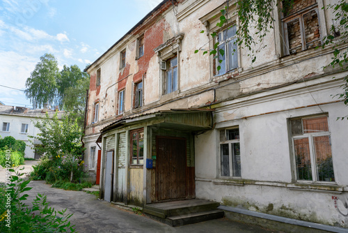 Foto An old uninhabited peeling brick house in Kostroma, Russia