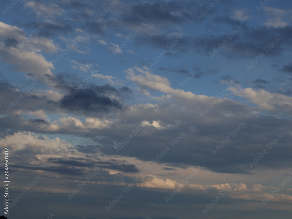Obraz premium Blue sky with wispy cloud patterns