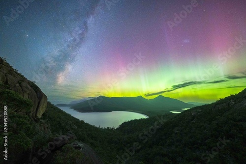Foto Milky Way rising with Aurora Australis over Wineglass Bay, Tasmania