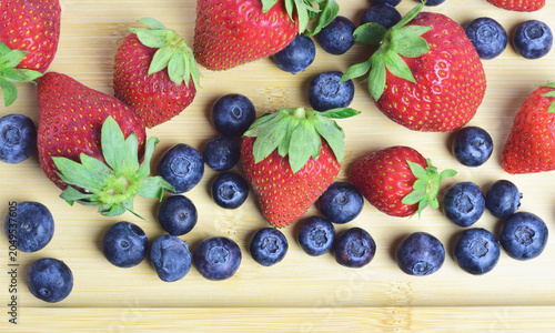 Foto strawberry and blueberries, zenith view