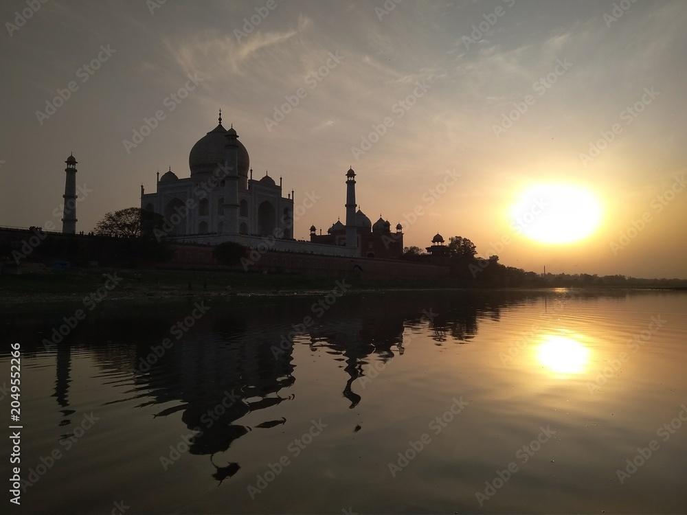 Fototapeta premium Sunset Silhouette of Taj Mahal with Water Reflection in Agra India