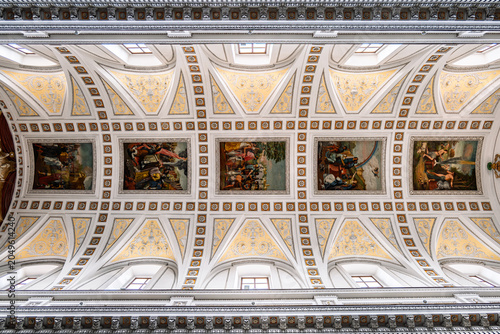 Foto Ornate baroque ceiling with frescoes and gilded stucco decoration in historic Si