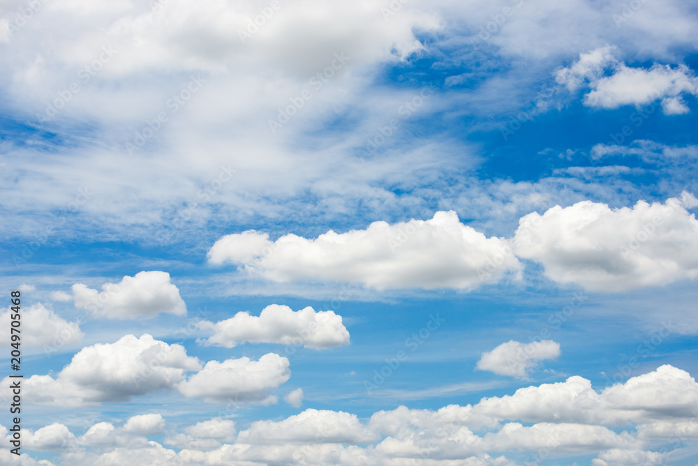 Fototapeta premium beautiful blue sky and white fluffy cloud horizon outdoor for background.