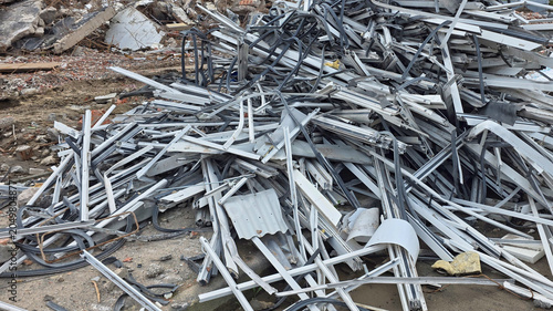 Ein Haufen Metallschrott auf der Baustelle