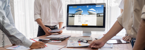 Foto Online flight booking website provide brisk reservation system
