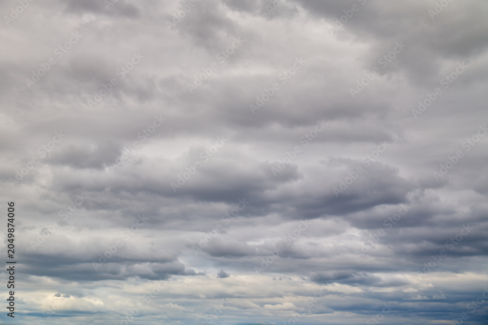 Fototapeta premium 一面に広がるグレーの曇り空と雨雲。雲の表情のバリエーション。