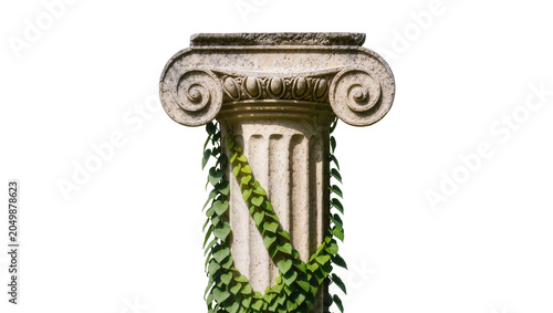 фотографія Ancient stone Ionic column entwined with green ivy, isolated on transparent back