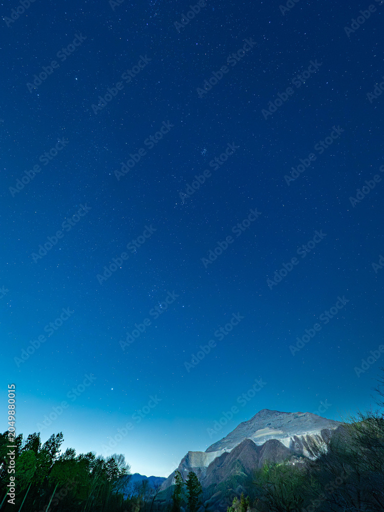 Fototapeta premium 稜線の上に広がる満天の星空とオリオン