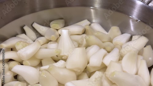 白い宝石と呼ばれるらっきょう。食用。たっぷりの水に入れたらっきょうを手で洗っている動画。