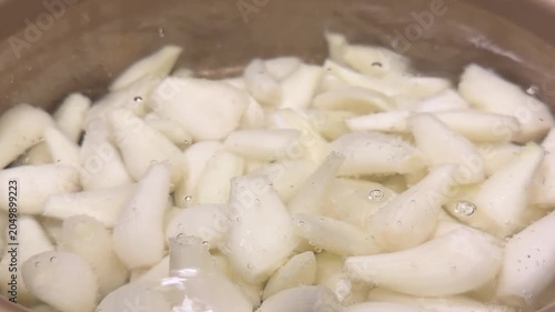 白い宝石と呼ばれるらっきょう。食用。熱湯で茹でているらっきょうのクローズアップ動画。
