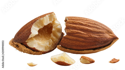 Foto Broken almond nut with shell fragments and pieces, isolated on transparent backg