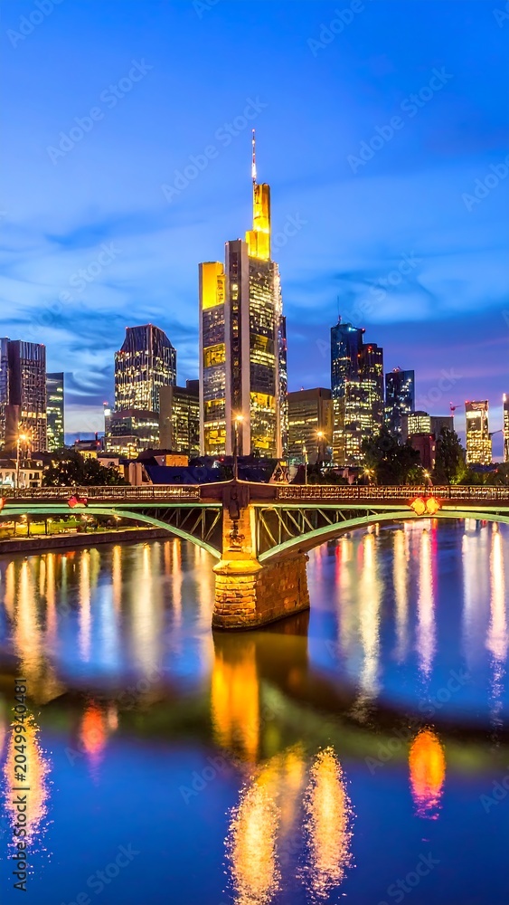 Obraz premium Frankfurt Cityscape Dusk.