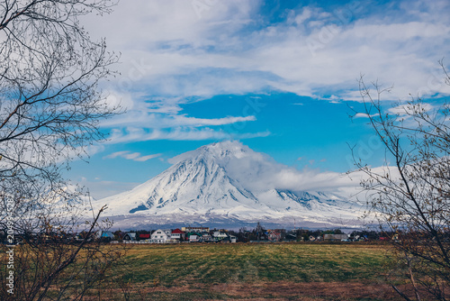 Foto volcano near the city view in spring
