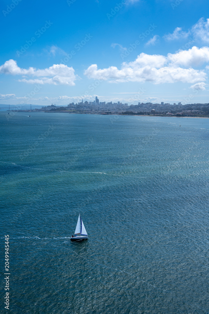 Obraz premium San Francisco skyline and bay with boats view from Golden Gate Bridge