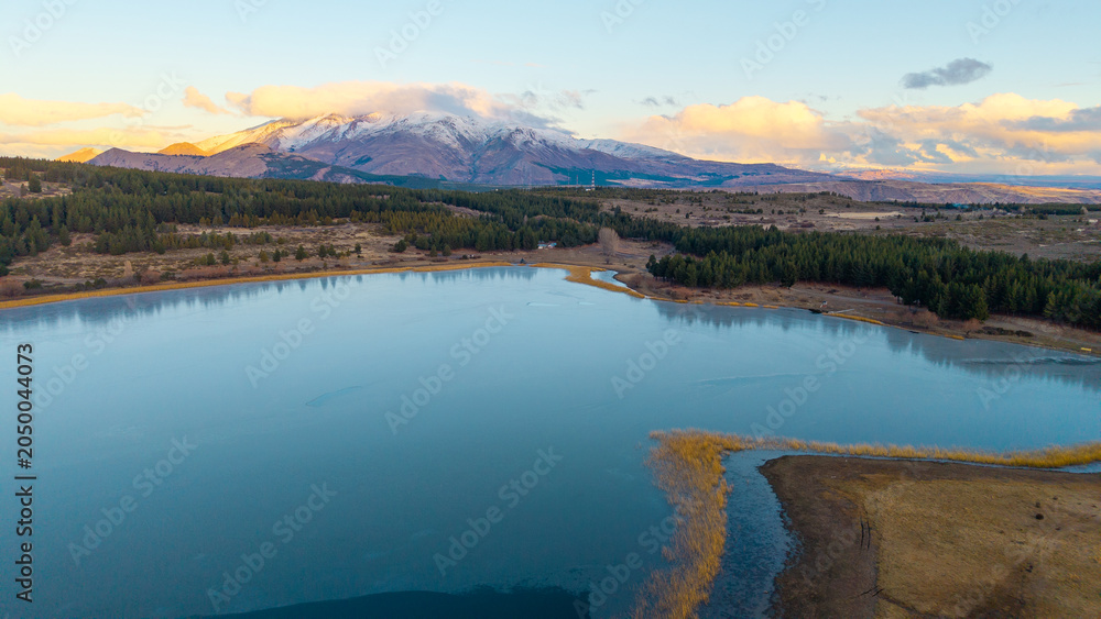 Obraz premium Laguna La Zeta and snowy mountains at sunset near Esquel, Chubut.